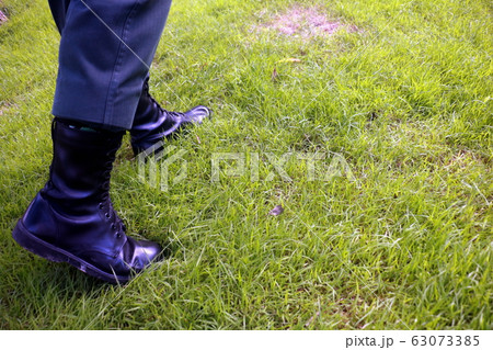 Body part a man walking.He walking on grass background.He wear black shoes.going,move on,fright,develop,Grow up. 63073385