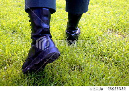 Body part a man walking.He walking on grass background.He wear black shoes.going,move on,fright,develop,Grow up. 63073386