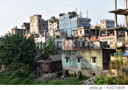 バングラデシュのダッカ　オールドダッカの古い街並み　レトロな建物とゴミが散乱した乾季の川 63073806