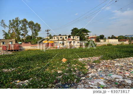 バングラデシュのダッカ　オールドダッカの古い街並み　レトロな建物とゴミが散乱した乾季の川 63073817