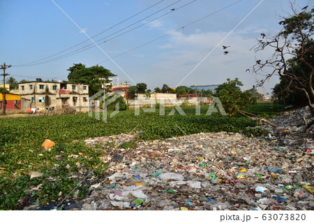 バングラデシュのダッカ　オールドダッカの古い街並み　水量が少ない乾季の川と廃棄された沢山のゴミ 63073820