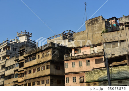 バングラデシュのダッカ オールドダッカの古い街並み レトロな建物の住居と美しい青空 バングラデシュのダッカ オールドダッカの古い街並み レトロな建物の住居と美しい青空 63073876