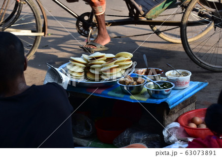 バングラデシュ　朝のダッカの路上　朝食のホットケーキを販売するバングラデシュ人夫婦 63073891