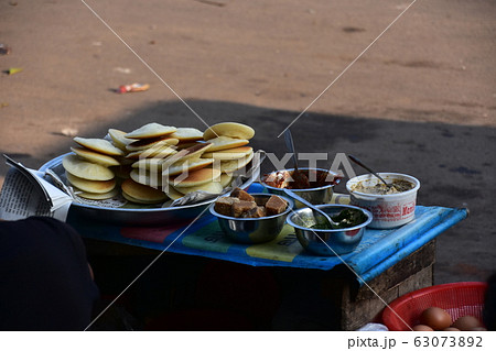 バングラデシュ　朝のダッカの路上　朝食のホットケーキを販売するバングラデシュ人夫婦 63073892