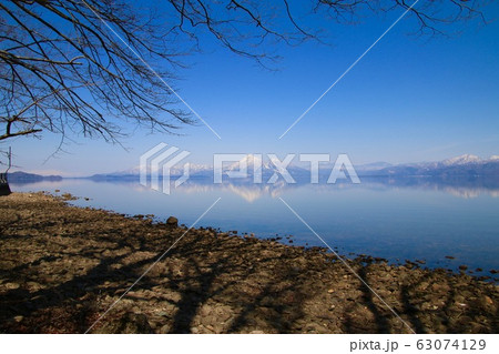 春の猪苗代湖と磐梯山（郡山市・湖南町） 63074129