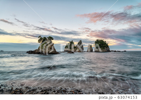 朝焼けの蓑掛岩 63074153