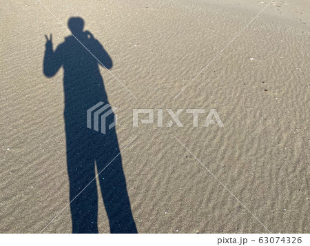 砂浜に映る人の影。 砂浜に映る人の影。 63074326