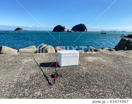 堤防上の釣り竿とクーラーボックス。 堤防上の釣り竿とクーラーボックス。 63074907
