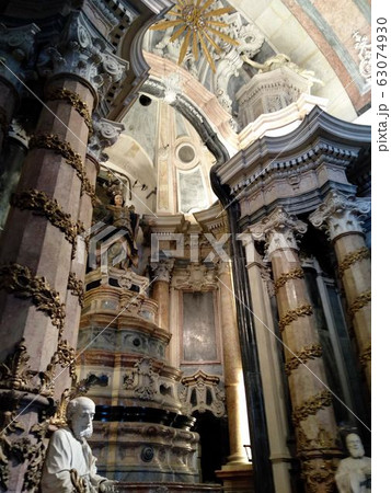 ポルトのクレリゴス教会内 63074930