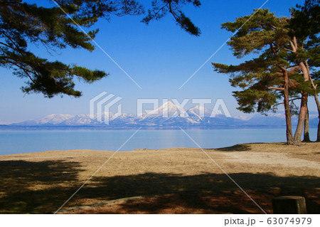 春の猪苗代湖と磐梯山（郡山市・湖南町） 63074979