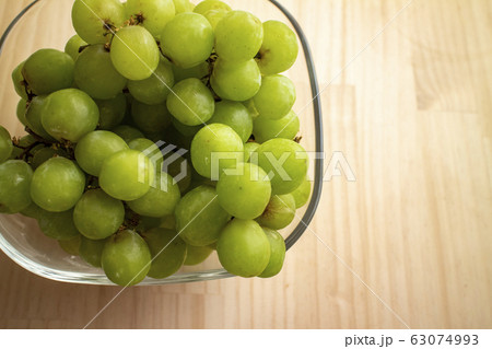 ガラスボウルの青ブドウ Green grapes in a glass bowl 5 ガラスボウルの青ブドウ Green grapes in a glass bowl 5 63074993