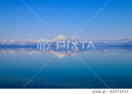 春の猪苗代湖と磐梯山（郡山市・湖南町） 63075415