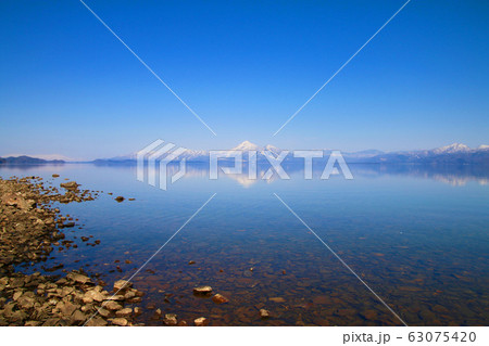 春の猪苗代湖と磐梯山（郡山市・湖南町） 63075420