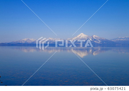 春の猪苗代湖と磐梯山（郡山市・湖南町） 63075421