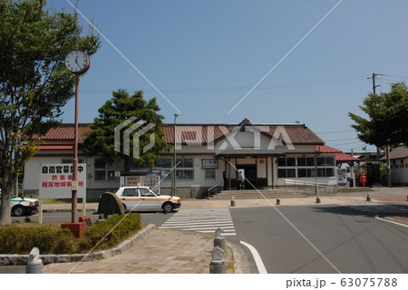 2010年8月の常磐線 小高駅駅舎と駅前広場(福島県南相馬市) 2010年8月の常磐線 小高駅駅舎と駅前広場(福島県南相馬市) 63075788