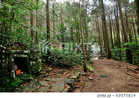 馬越峠への石畳道　夜泣き地蔵 63075814