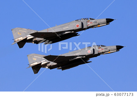 F 4 ファントム戦闘機 編隊飛行の写真素材