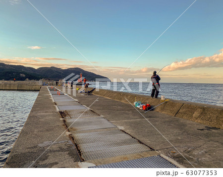 堤防での釣り人 63077353