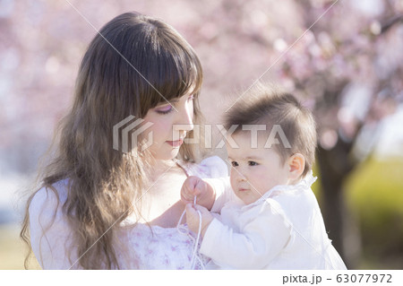 赤ちゃんとお母さんと桜の木 赤ちゃんとお母さんと桜の木 63077972