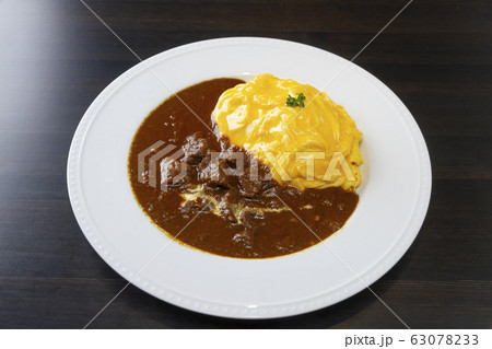 オムカレー（斜俯瞰） 63078233