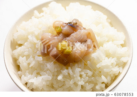 ごはんにのせられたたこわさび。(白バック) 63078553