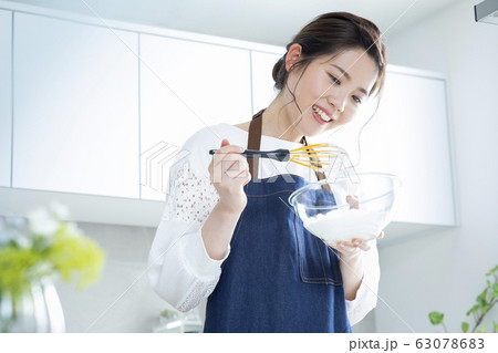 調理する若い女性・メレンゲ 調理する若い女性・メレンゲ 63078683