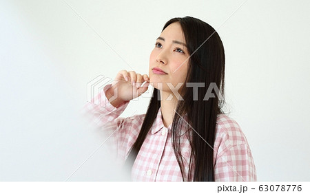 寝起きの女性イメージ 63078776