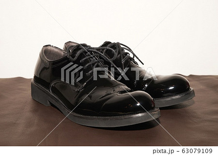 エナメルのレディースシューズ 63079109