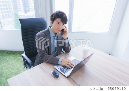 ビジネス 不機嫌 スマホ 通話 5G web会議 ノートパソコン マウス テレワーク 男性 日本人 ビジネス 不機嫌 スマホ 通話 5G web会議 ノートパソコン マウス テレワーク 男性 日本人 63079110