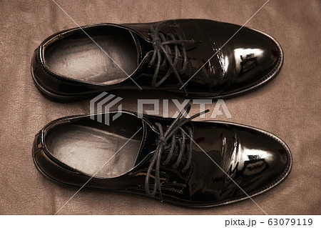 エナメルのレディースシューズ 63079119