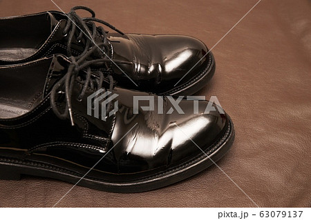 エナメルのレディースシューズ 63079137