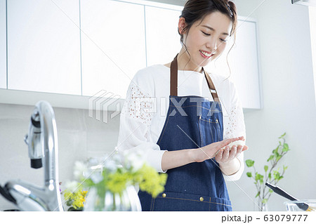 調理する若い女性・形作り 調理する若い女性・形作り 63079777