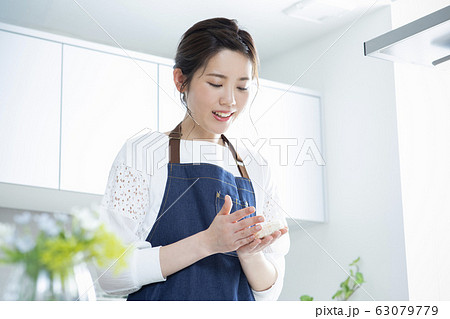 調理する若い女性・形作り 調理する若い女性・形作り 63079779