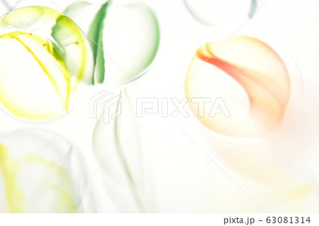 抽象背景　背景素材　透明感　ガラス　ライン 63081314