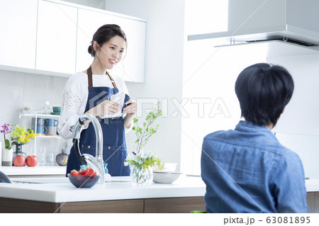 夫婦・リビングダイニング・食後 63081895