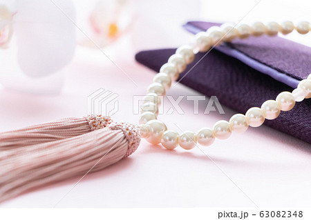 数珠と胡蝶蘭 63082348