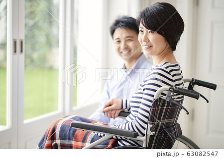 車椅子の女性　夫婦 63082547