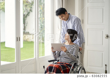 車椅子の女性 夫婦 タブレット 車椅子の女性 夫婦 タブレット 63082555