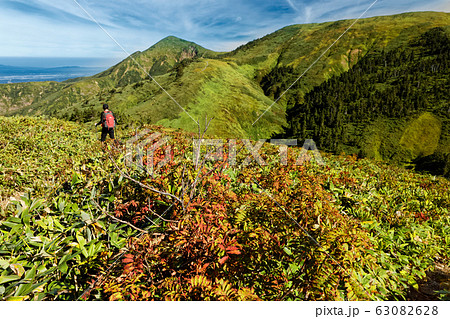 ニセ巻機の稜線を機登山者と巻機山・割引岳 63082628