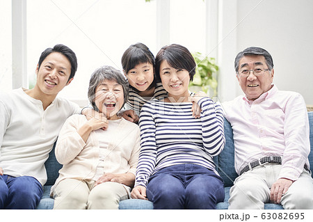 三世帯　家族 63082695