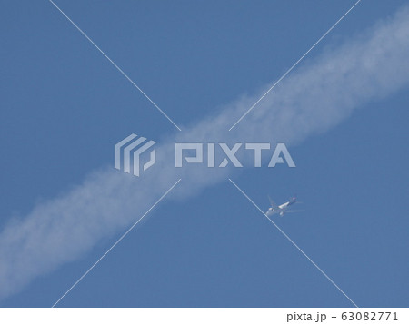 飛行機雲と飛行機 63082771