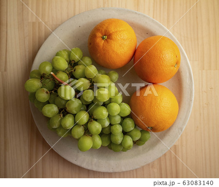 新鮮な青ブドウとオレンジ Fresh green grapes and oranges 2 新鮮な青ブドウとオレンジ Fresh green grapes and oranges 2 63083140