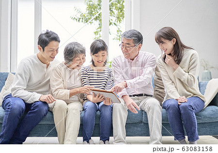 タブレットを見る家族 三世帯 タブレットを見る家族 三世帯 63083158