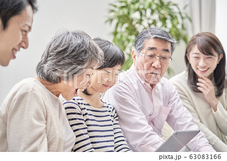タブレットを見る家族 三世帯 タブレットを見る家族 三世帯 63083166