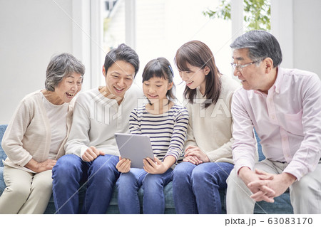 タブレットを見る家族 三世帯 タブレットを見る家族 三世帯 63083170