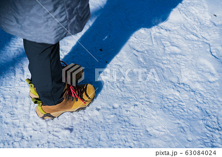 雪の登山道 63084024