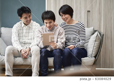 三人家族 大学生 タブレット 三人家族 大学生 タブレット 63084029