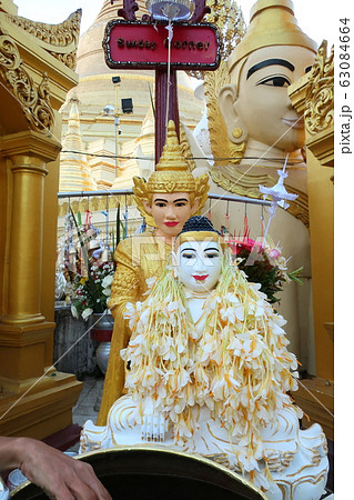 ヤンゴン（ミャンマー）の有名な観光地 黄金に輝く仏塔 シュエダゴン