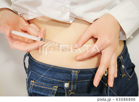 自己注射をする女性 63086806