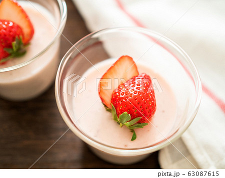 いちごミルクプリンの写真素材
